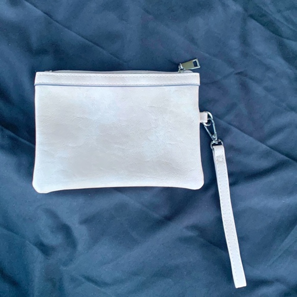 NWOT wristlet. 🍯Measurements in pics.